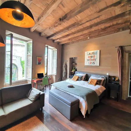 Couette-café Maison Fossemagne 3*