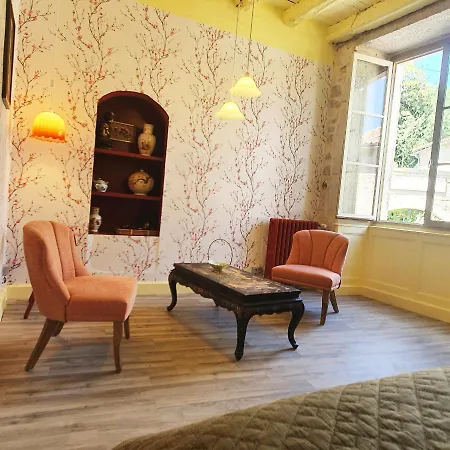 Couette-café Maison Fossemagne 3*