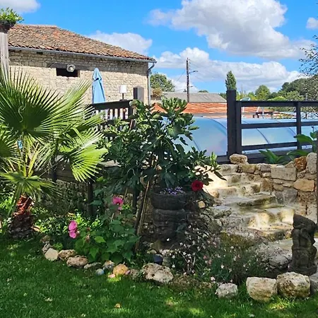 Couette-café Maison Fossemagne 3*